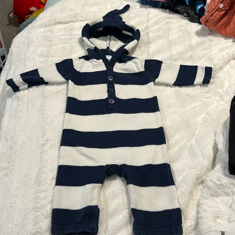 Old Navy baby boy/neutral one piece fall/winter outfit 3/6 months